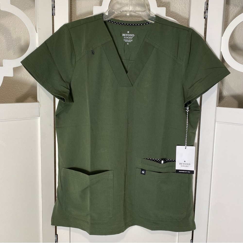 Beyond Scrubs Olive Sunny V Neck Top Size Small NWT